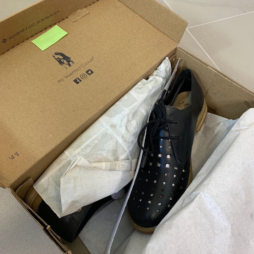 Hush Puppies Black Leather Perforated Oxford - Picture 3 of 10